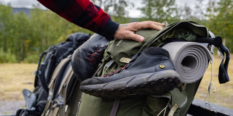 fuktig vandringsskänga torkar hängandes på väskan