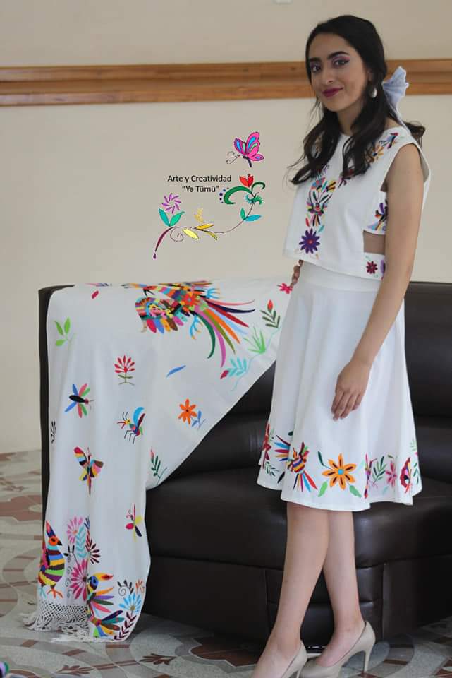 Falda y crop de blanco bordado de colores a mano estilo Tenango–