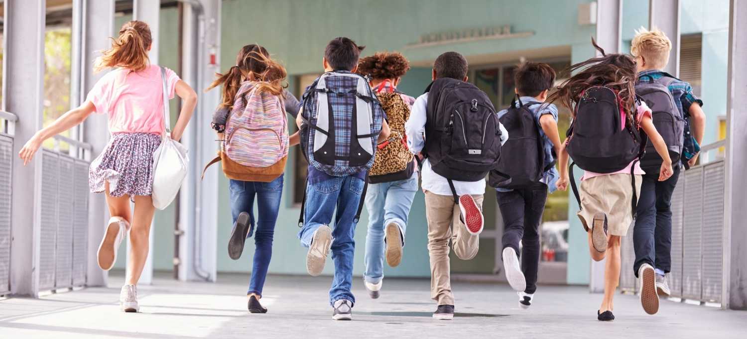 Kinder rennen zur Schule