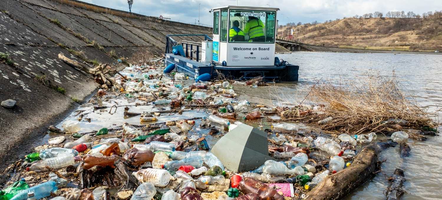 Verunreinigung Gewässer mit Plastikmüll