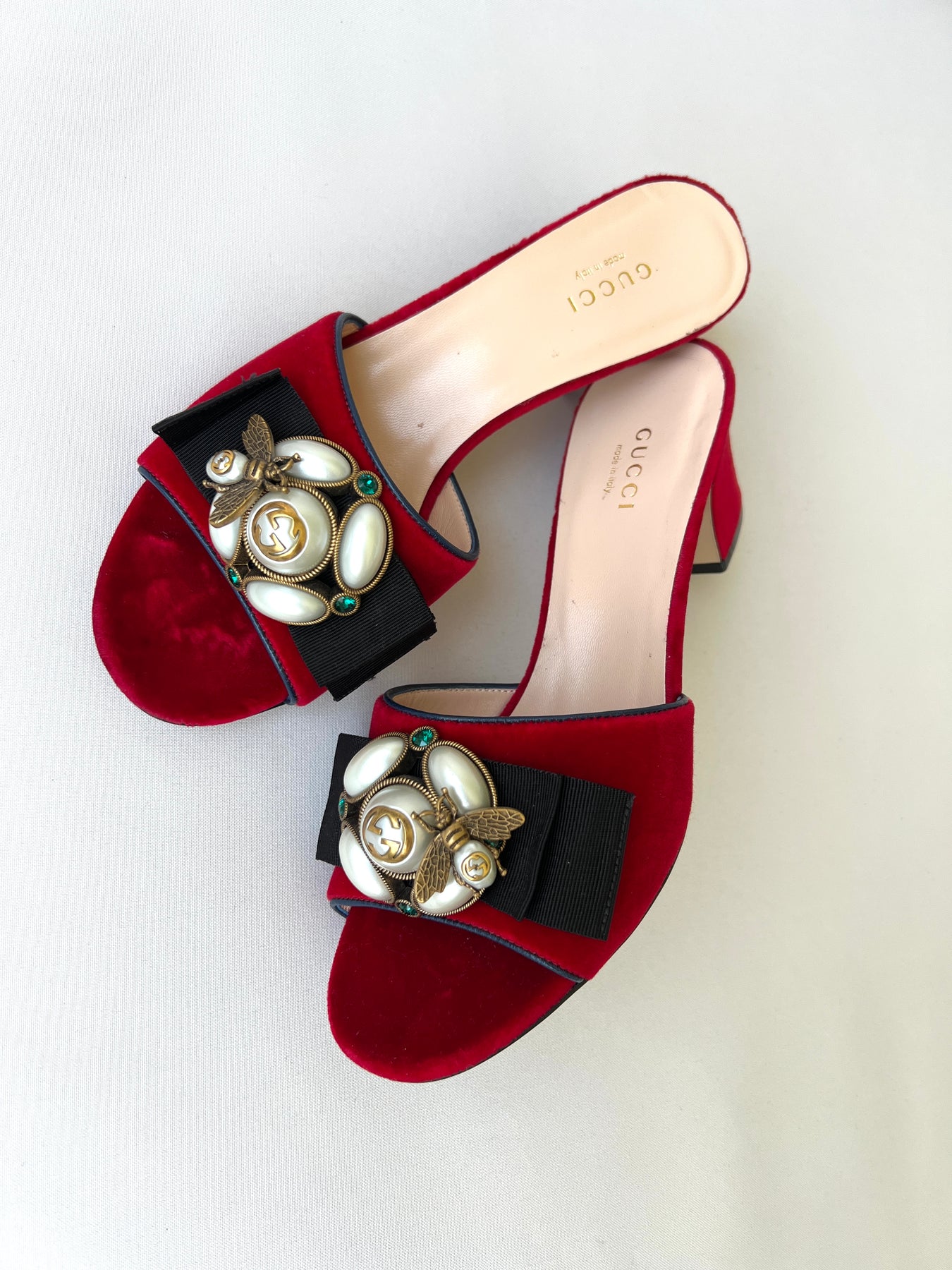 Red Velvet Bee/Faux Pearl Mid-Heel Slide - IT 37 – PRELOVEDSTORY