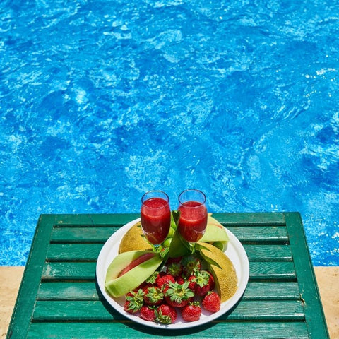 fruta e piscina