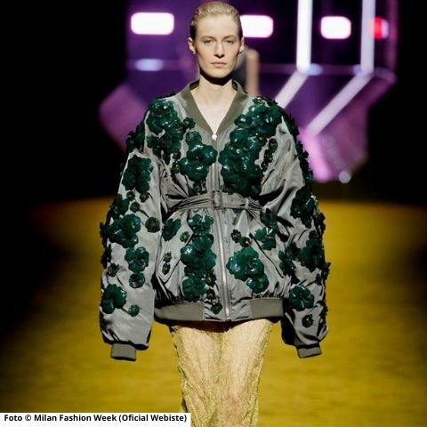 Um casaco que deu um espetáculo, várias divas e algum humor. Cinco  destaques da Semana da Moda de Milão – Observador
