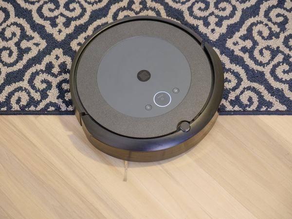 iRobot vacuum cleaner, cleaning the carpet