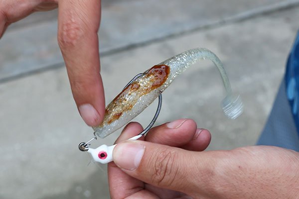 Evenly coat the gel onto the lure
