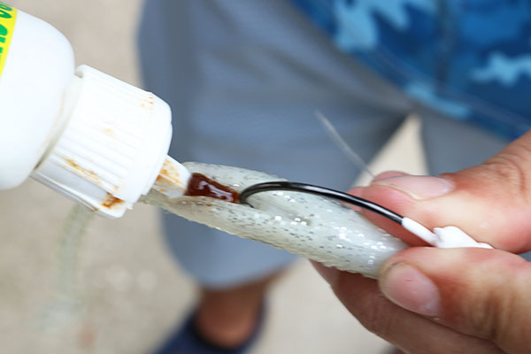 Add gel to the slit in the bait