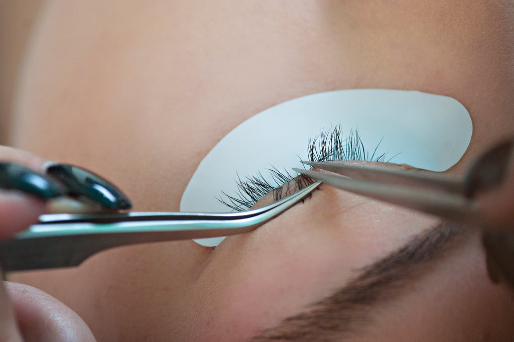 Eyelash extension isolation flip