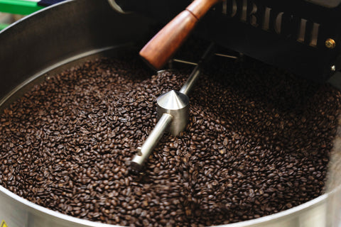 焙煎されるコーヒー豆の様子
