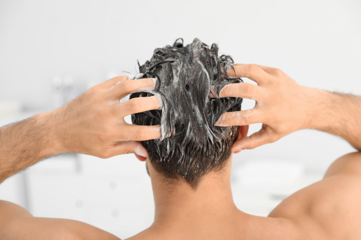 Bild_verwende spezielles Shampoo für graues Haar