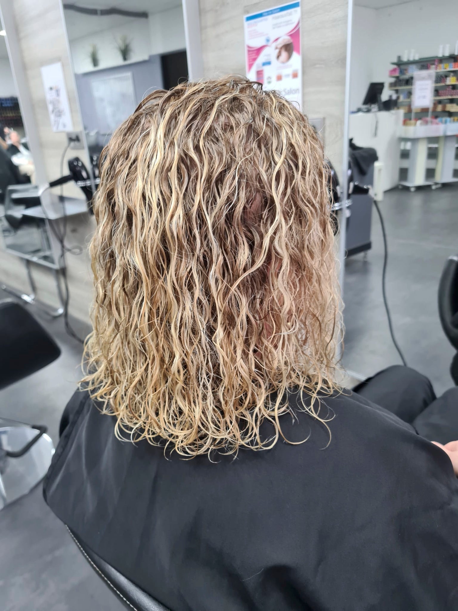 Locken mit einem Diffusor gestylt und in Form gebracht