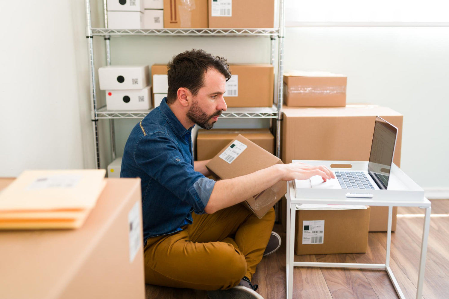 Hombre empaquetando un pedido para ecommerce