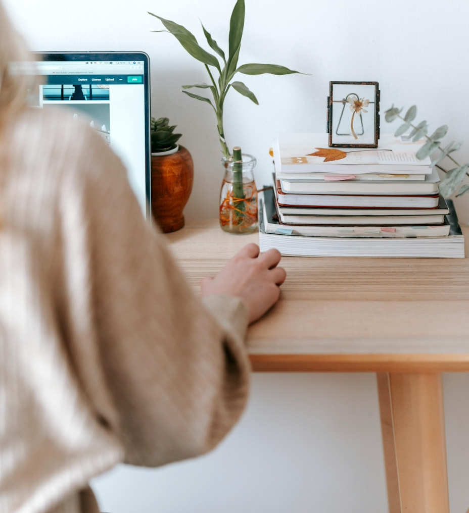 Agencia de desarrollo de ecommerce pasando tiempo en hacer una tienda en línea.