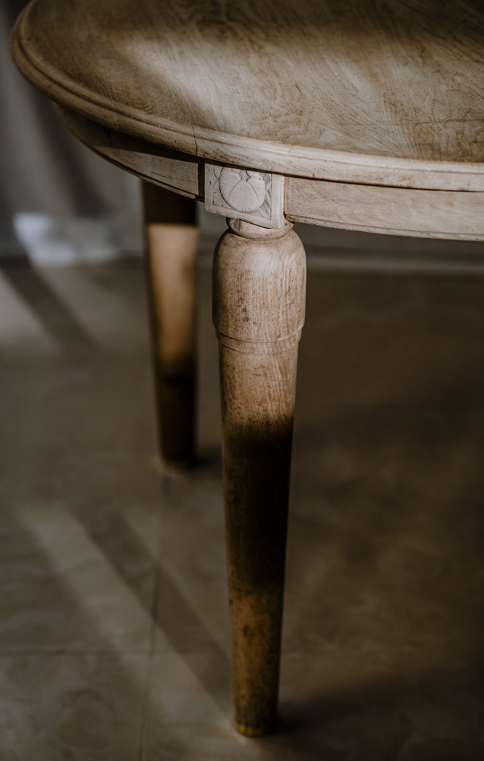 Tavolo ovale Art Déco in rovere allungabile con piedi in ottone