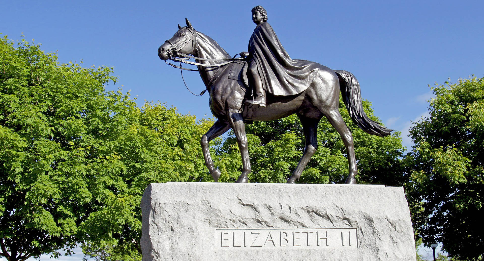Inspirational People for Inspirational Times – Horseback statue of Queen Elizabeth II