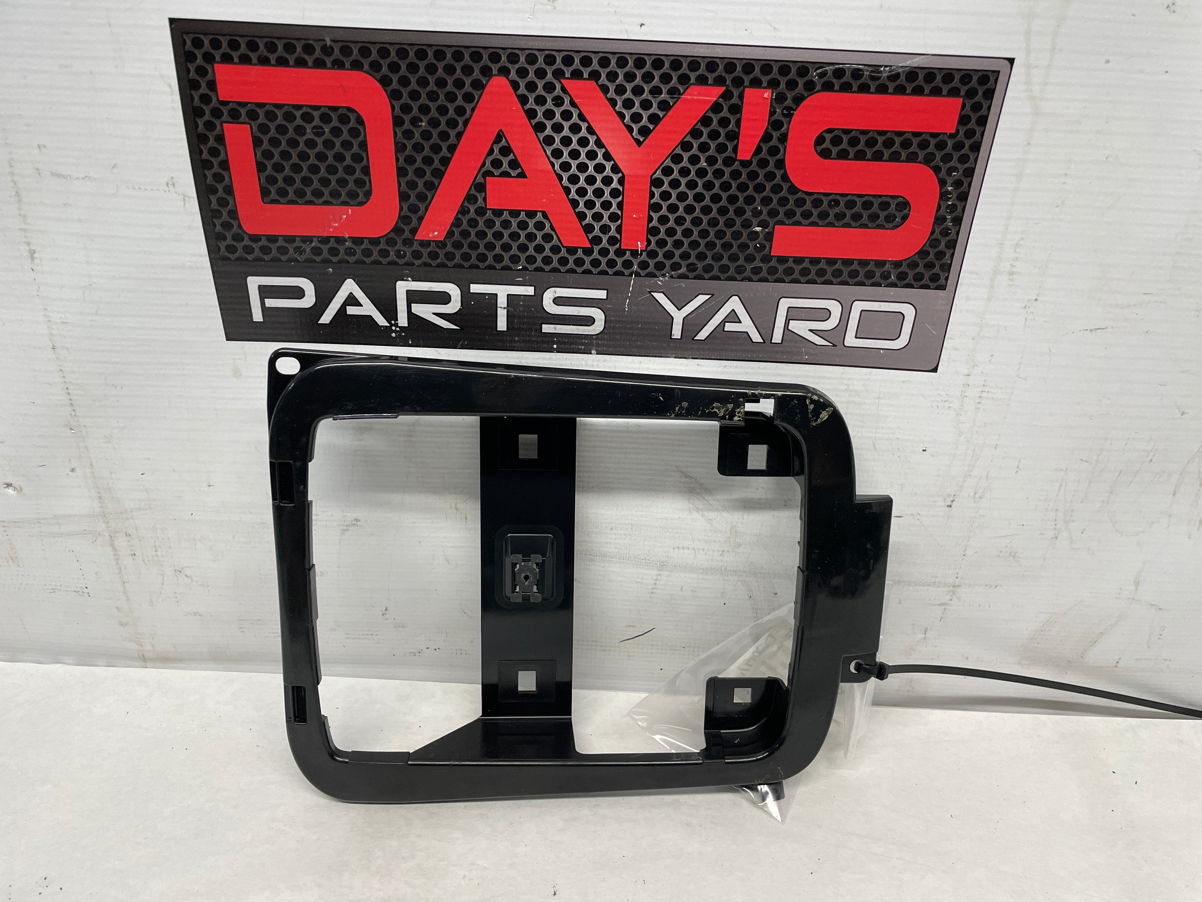 2009 Pontiac G8 GT Over Head Console Dome Light Frame Bracket Bezel OEM