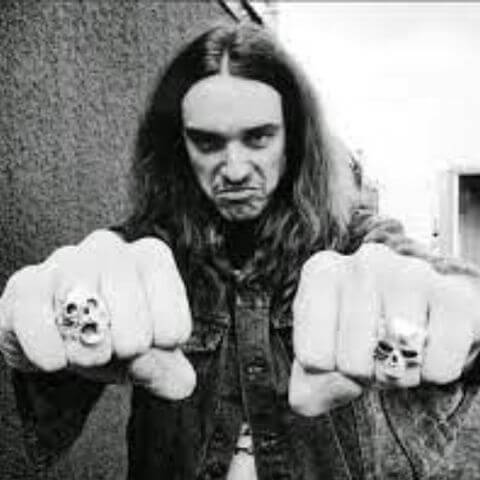 Cliff Burton usando Anel de Caveira