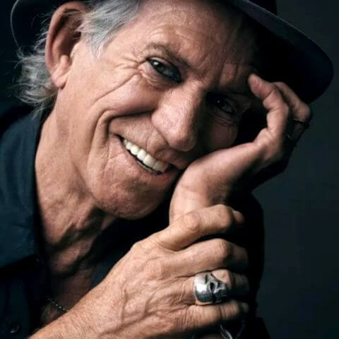 Keith Richards do Rolling Stones usando Anel Caveira