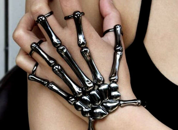 Pulseira de Caveira Feminina em Mulher