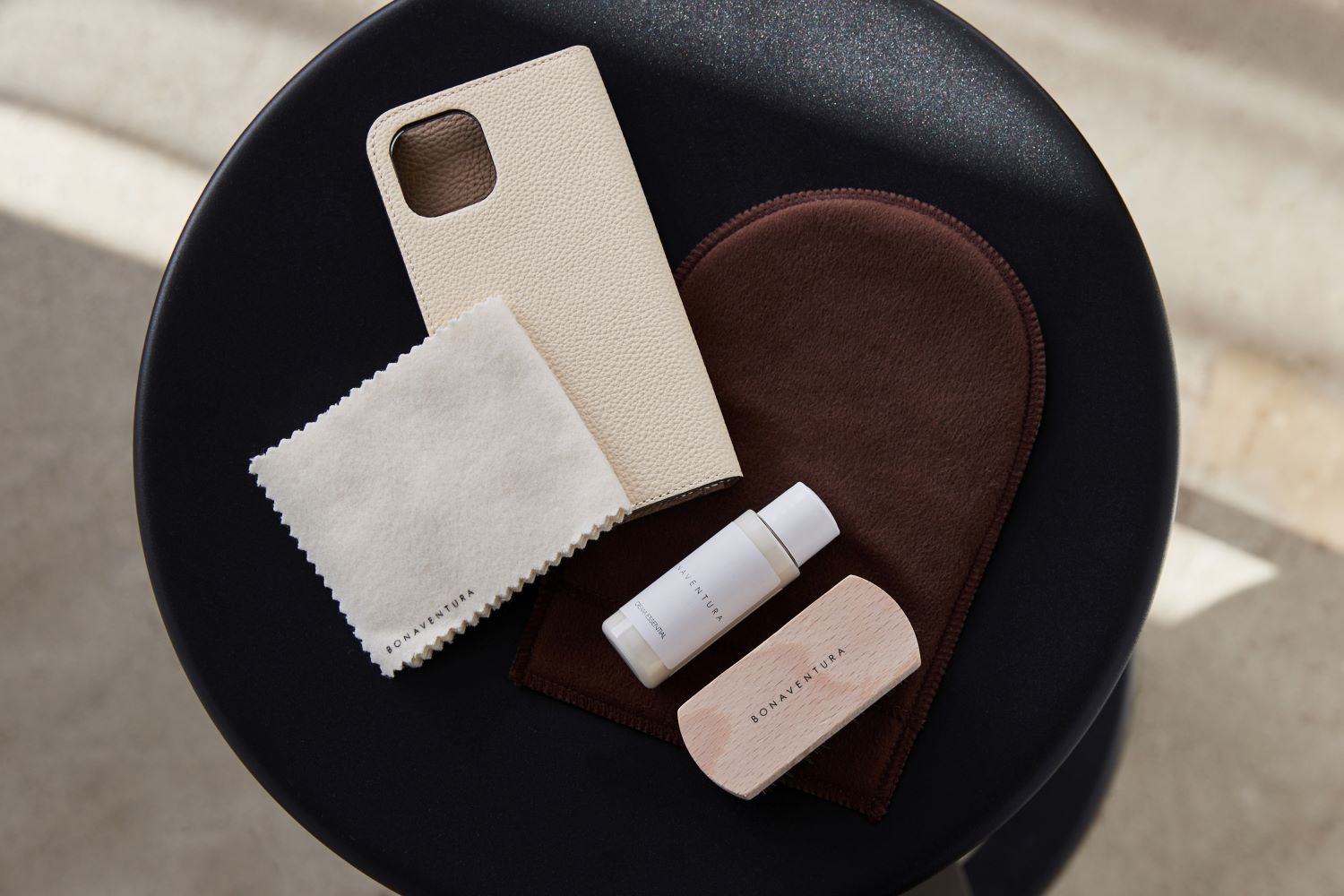 "BONAVENTURA | Leather Care Kit | หนังคุณภาพสูง อุปกรณ์เสริมหนังแท้ที่สวยงามเหนือกาลเวลาและหรูหรา" เคสสมาร์ทโฟนหนังแท้รูปทรงสมุดบันทึก เคส iPhone คุณภาพสูงที่ทำจากหนังแท้คุณภาพสูงสุด เคสสมาร์ทโฟนหนังแท้ ใช้ได้กับ iPhoneSE / iPhone8 / iPhoneX / iPhone11 / iPhone12 / iPhone13 กระเป๋าหนังแบรนด์หรู. กระเป๋าหนังแบรนด์หรูและอุปกรณ์เครื่องหนัง สาย Apple Watch หนังแท้ของแท้