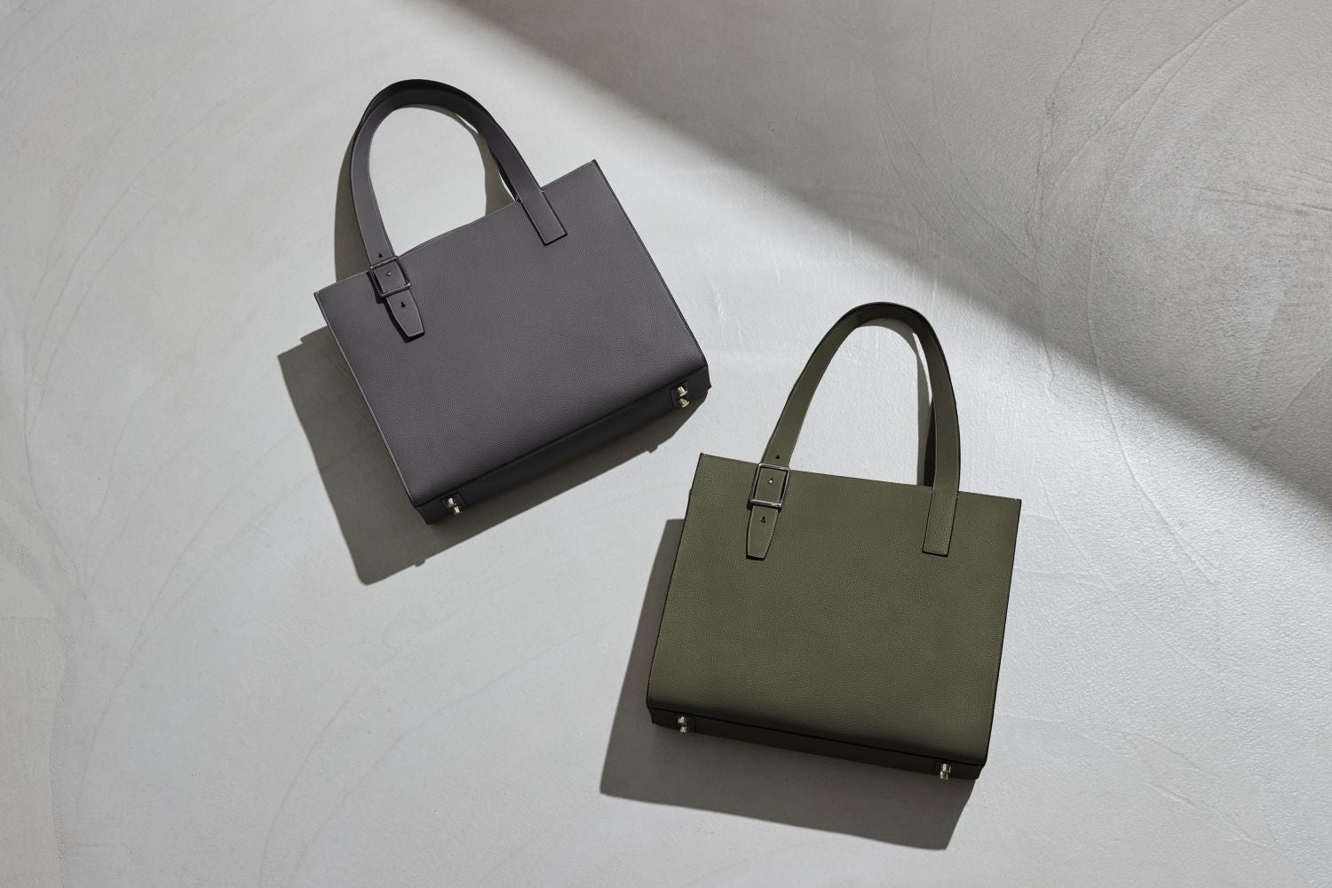 "BONAVENTURA | สีใหม่ Olive Charcoal Grey | หนังคุณภาพสูง อุปกรณ์เสริมหนังแท้ที่สวยงามเหนือกาลเวลาและหรูหรา" เคสสมาร์ทโฟนหนังแท้รูปทรงสมุดบันทึก เคส iPhone คุณภาพสูงที่ทำจากหนังแท้คุณภาพสูงสุด เคสสมาร์ทโฟนหนังแท้ ใช้ได้กับ iPhoneSE / iPhone8 / iPhoneX / iPhone11 / iPhone12 / iPhone13 /iPhone14 กระเป๋าหนังแบรนด์หรู. กระเป๋าหนังแบรนด์หรูและอุปกรณ์เครื่องหนัง สาย Apple Watch หนังแท้ของแท้