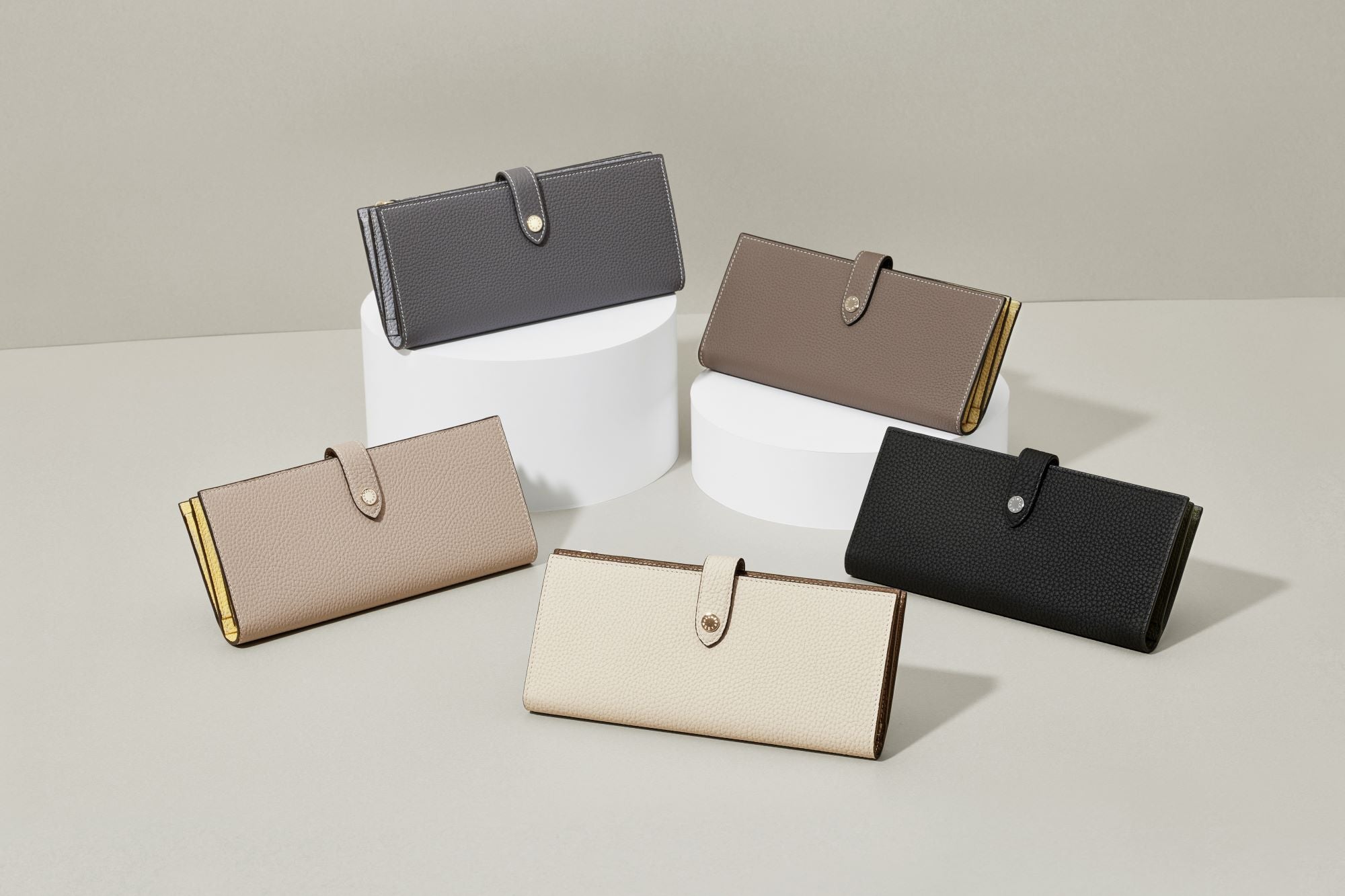 "BONAVENTURA | Belted Multi-Wallet | หนังคุณภาพสูง อุปกรณ์เสริมหนังแท้ที่สวยงามเหนือกาลเวลาและหรูหรา" เคสสมาร์ทโฟนหนังแท้รูปทรงสมุดบันทึก เคส iPhone คุณภาพสูงที่ทำจากหนังแท้คุณภาพสูงสุด เคสสมาร์ทโฟนหนังแท้ ใช้ได้กับ iPhoneSE / iPhone8 / iPhoneX / iPhone11 / iPhone12 / iPhone13 /iPhone14 กระเป๋าหนังแบรนด์หรู. กระเป๋าหนังแบรนด์หรูและอุปกรณ์เครื่องหนัง สาย Apple Watch หนังแท้ของแท้