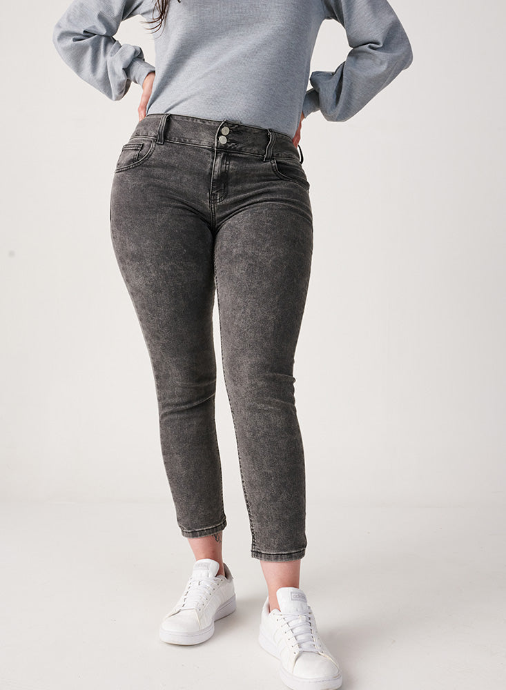 14 Outfits con jeans grises para verte sencilla, elegante y bonita