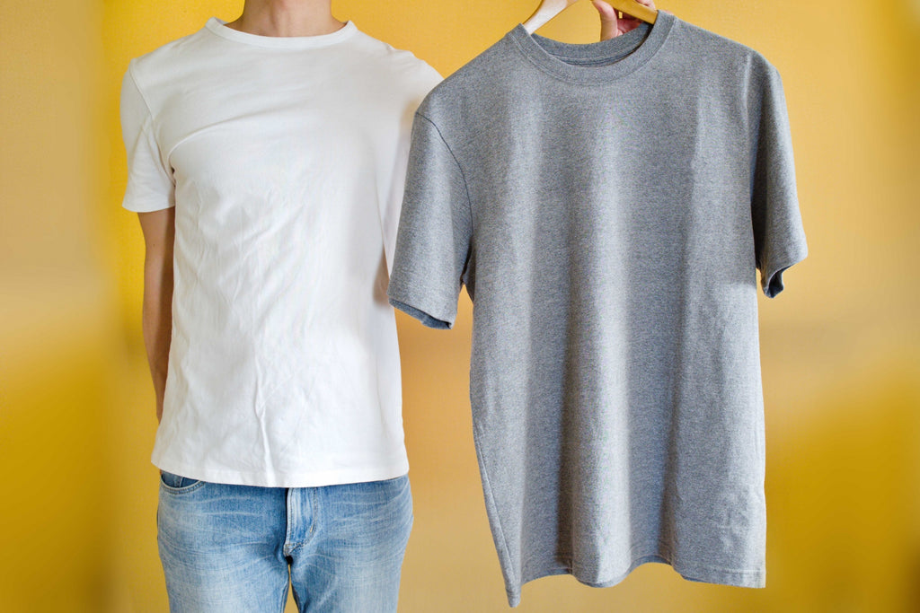 Tシャツをハンガーにかけるのはダメ たたんだ方が良い 型崩れやシワを予防する保管方法をご紹介 Daily Cleaners Co