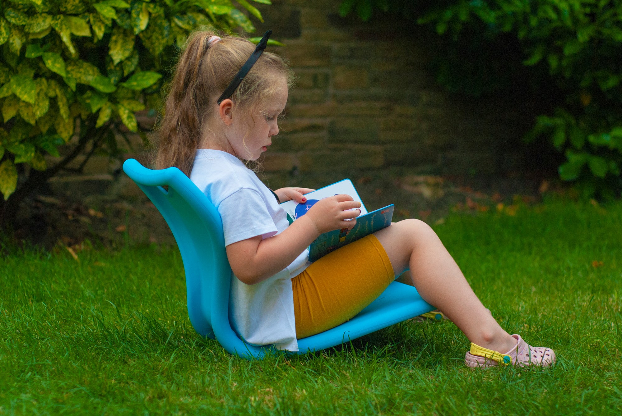 Mbob Floor Seat with little Child using the seat