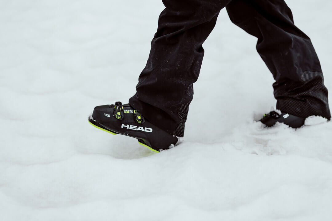 Pas alternatif de bottes HEAD marchant dans la neige