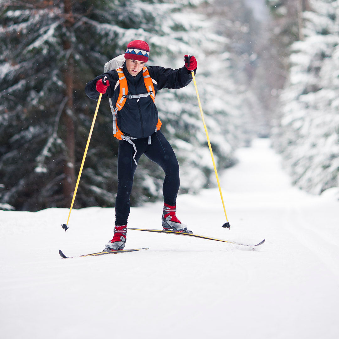 un skieur de skating en forêt