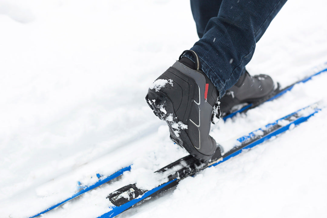 vue des bottes, des skis et des fixations de ski de fond