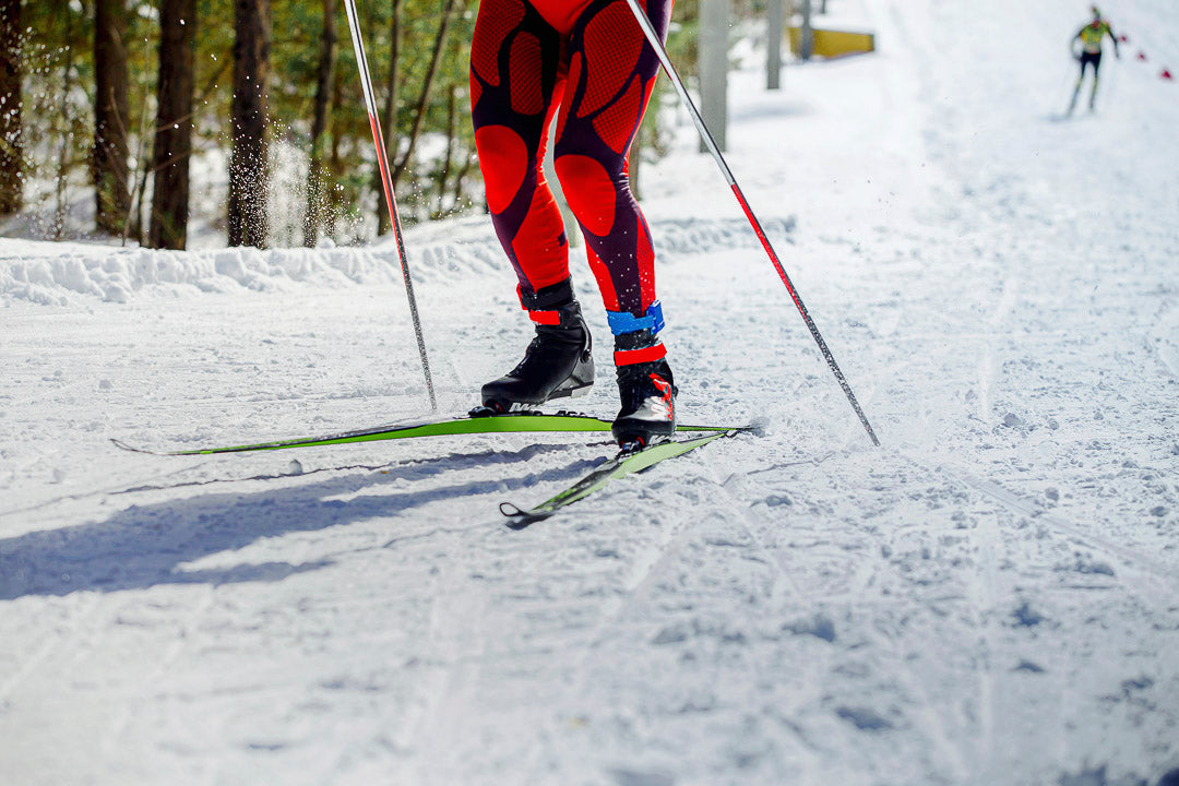 vue des jambes d'un skieur de fond pratiquant le pas du patineur