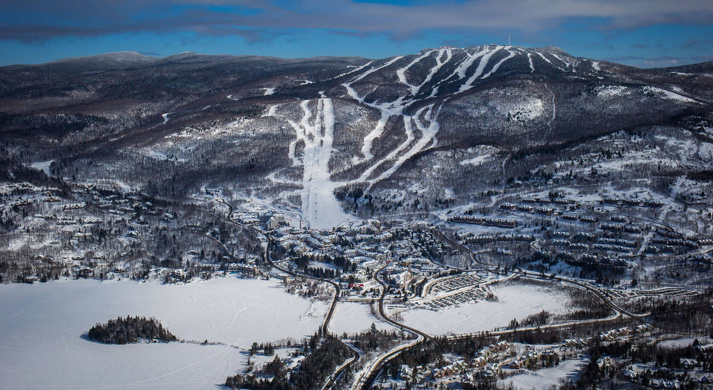 Mont Tremblant comprenant le village piéton grouillant de boutiques, restaurants et hôtels de grand luxe en bas des pistes