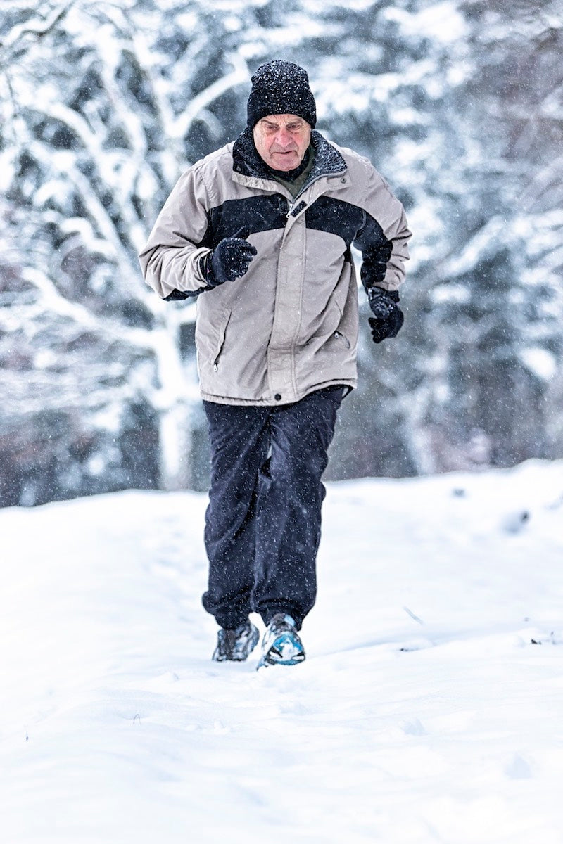 Homme âgé pratiquant le jogging dans le froid en hiver