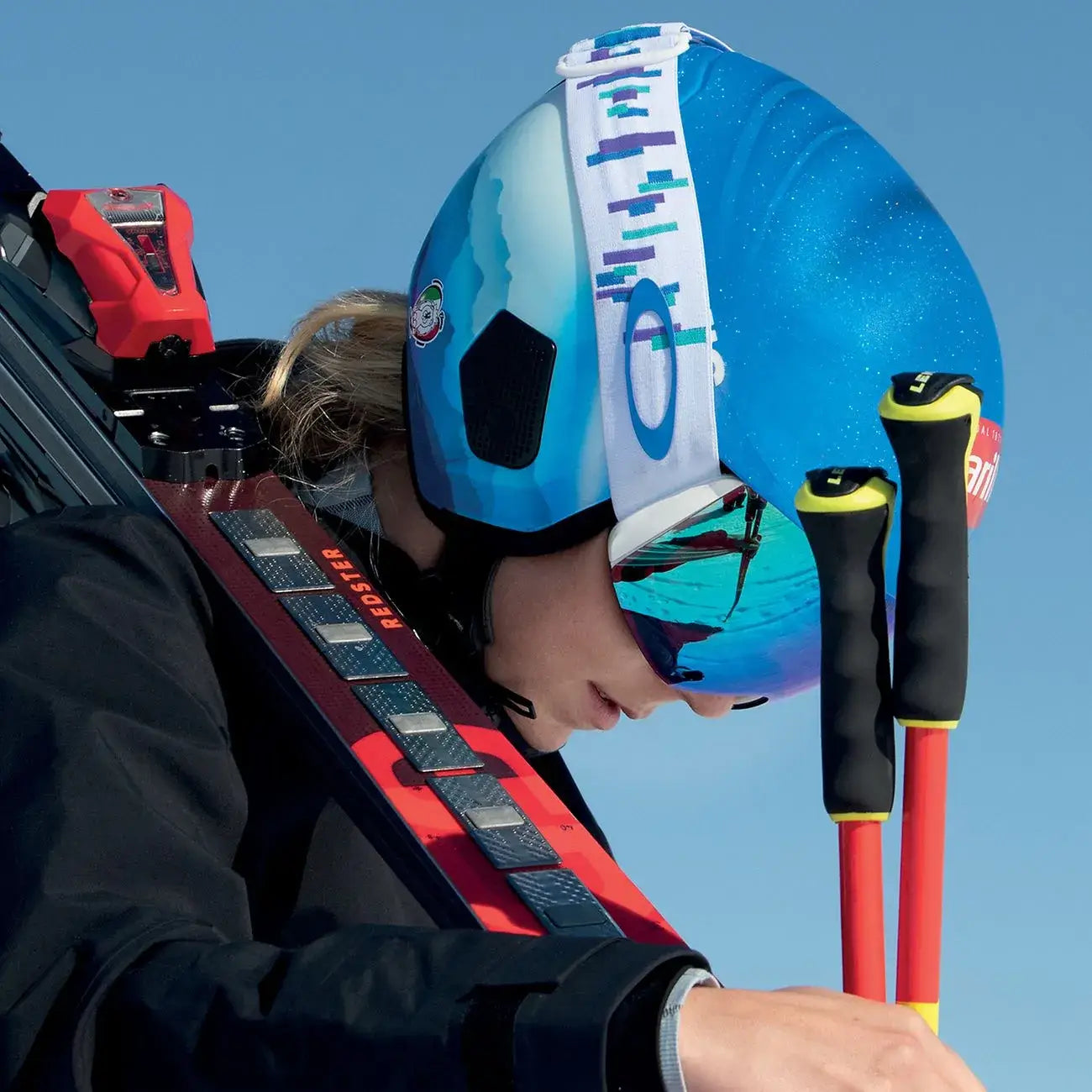 Skieuse portant l'équipement recommandé de marque Oakley.