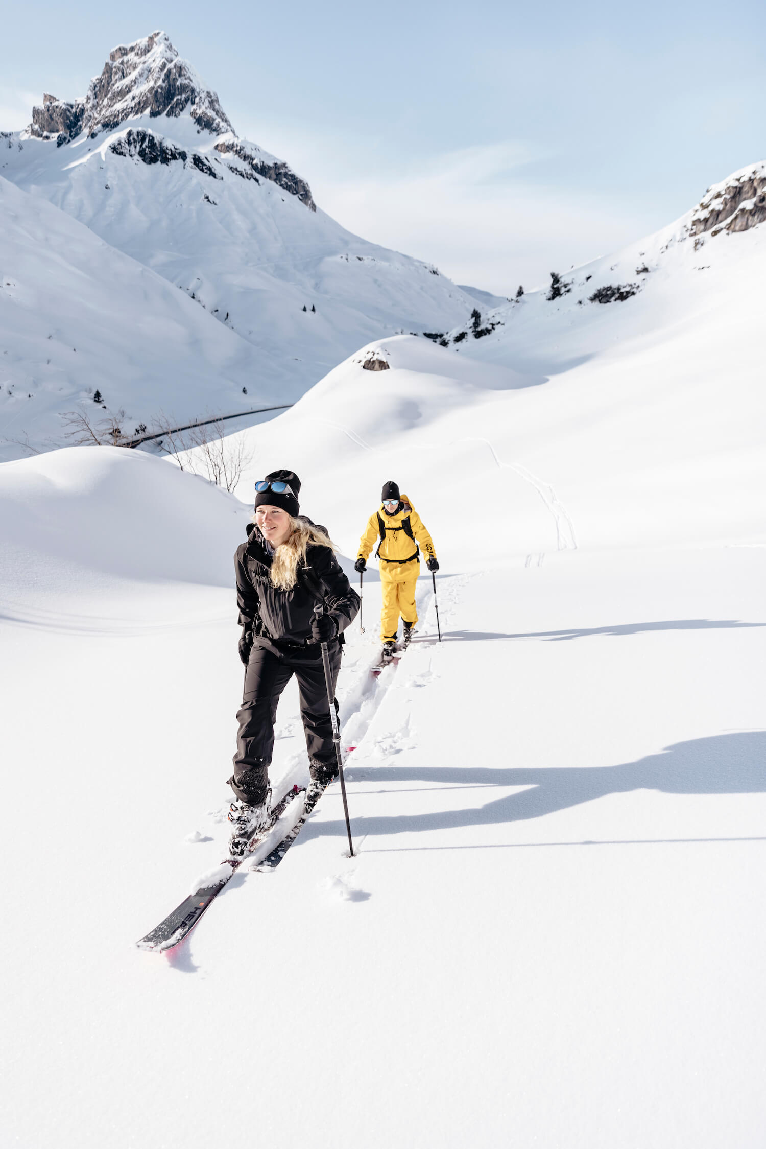 Skieuse de grande taille avançant dans la neige avec l'aide de la stabilité de ses bâtons de skis