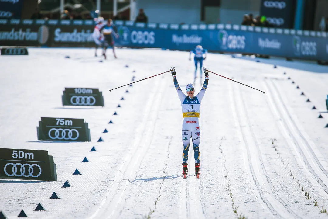 Skieur de fond olympique terminant gagnant un rallie.