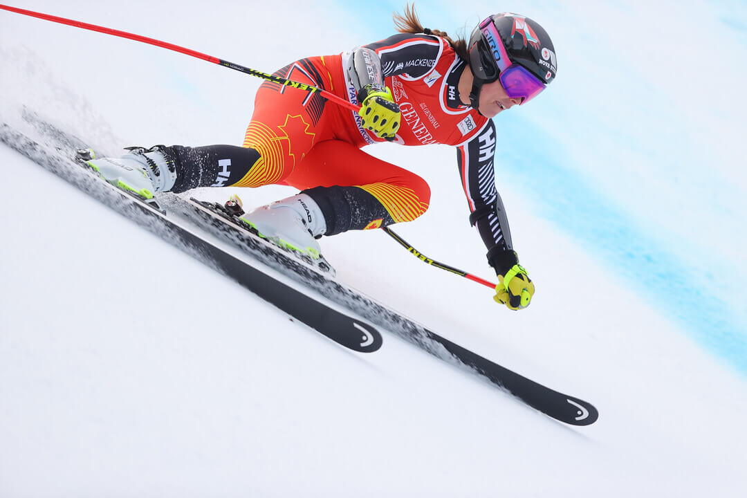 Skieuse professionnelle en slalom effectuant un virage brusque vers la gauche en ski alpin