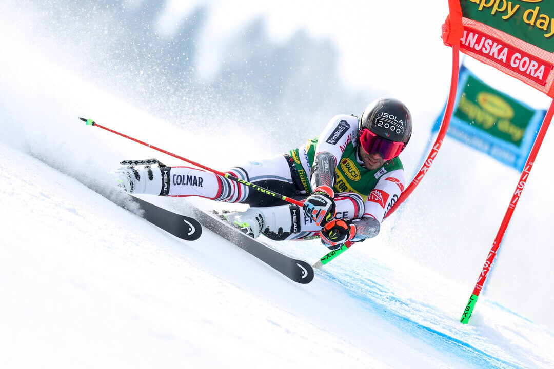 Skieur professionnel en slalom effectuant un virage brusque vers la droite en ski alpin