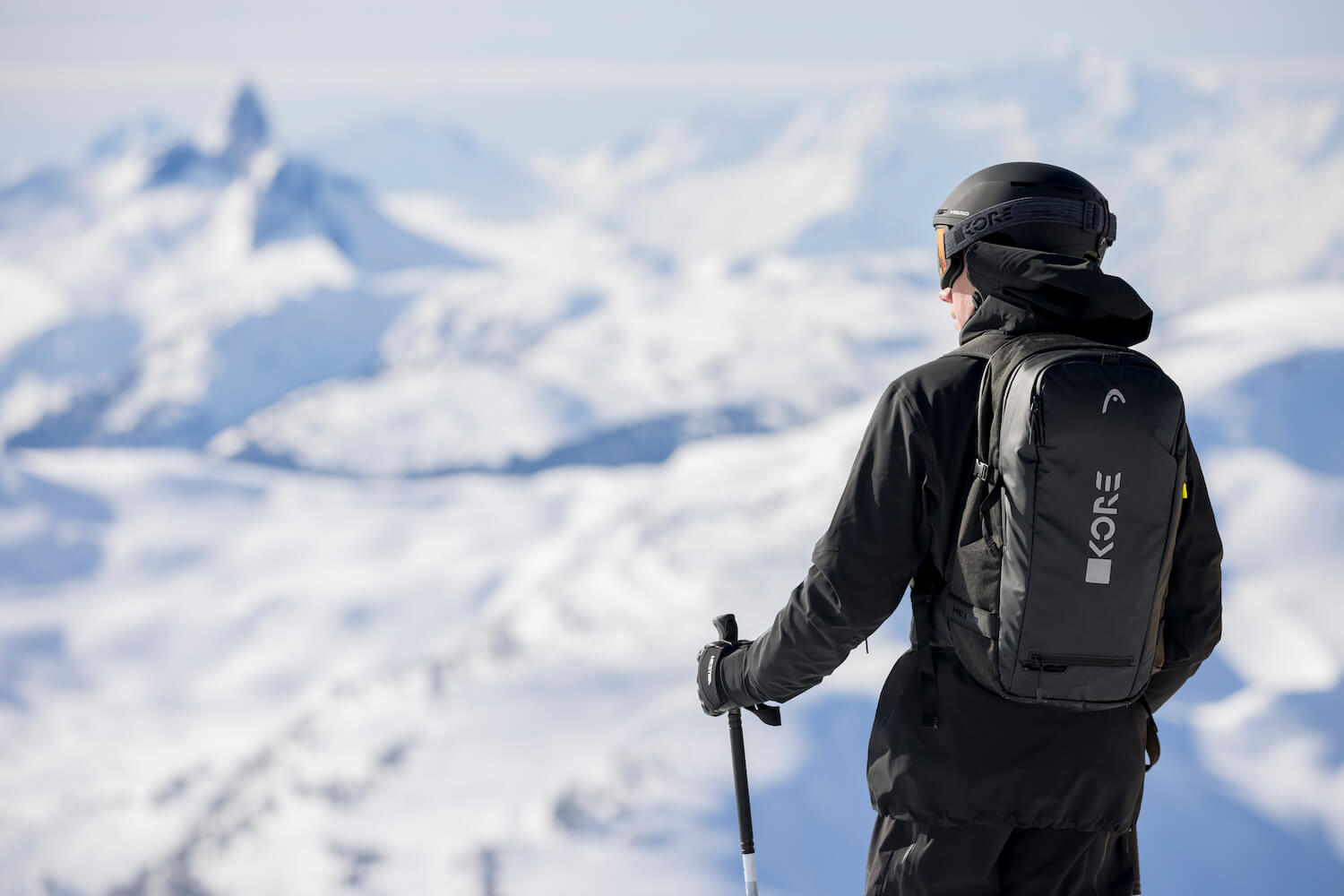 Poignet d'un skieur tenant son bâton de ski en observant à gauche dans une montagne de ski