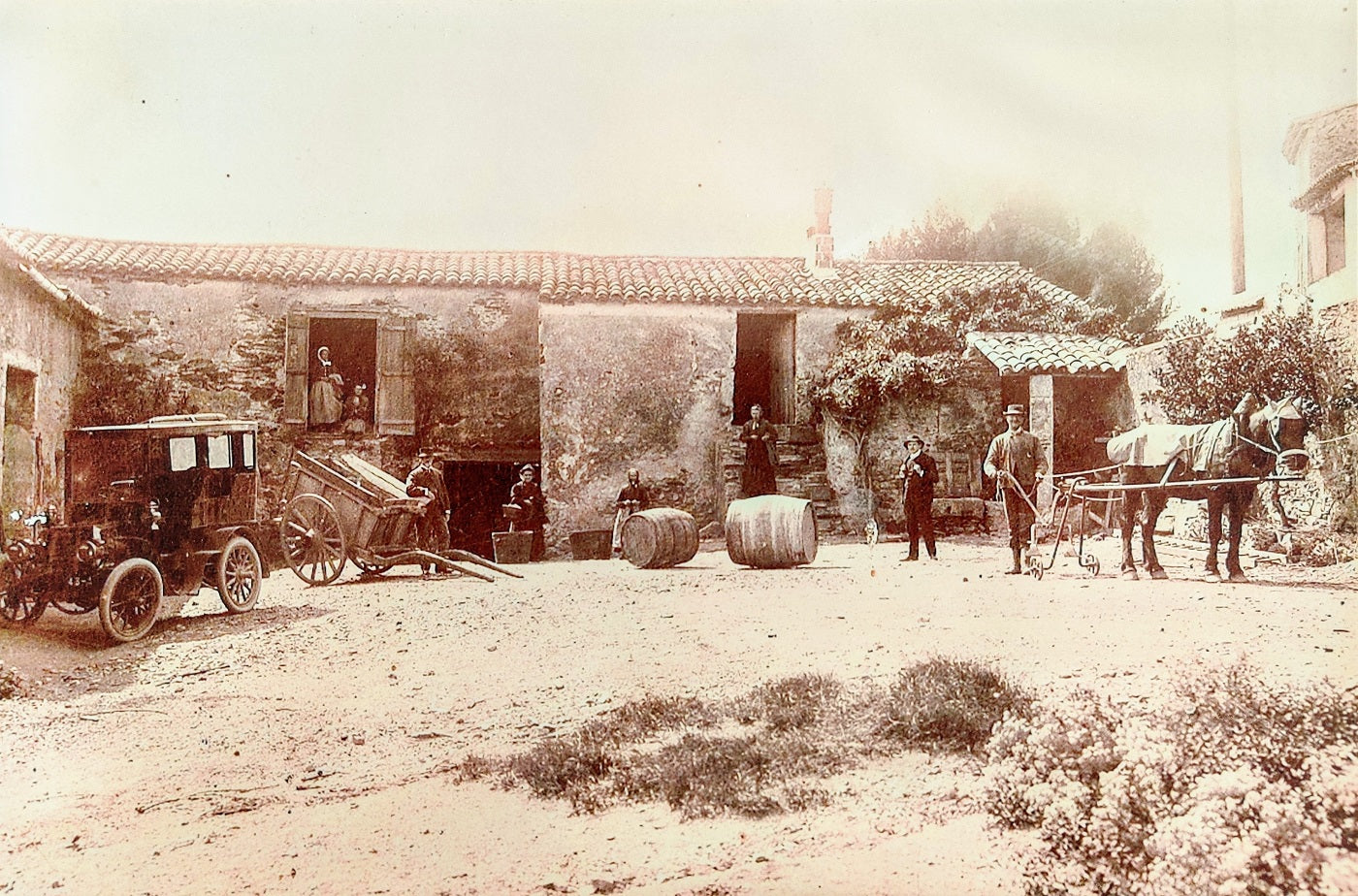 Chateau estanilles 1910 cour entrée Lentheric, faugeres, languedoc, grand vin