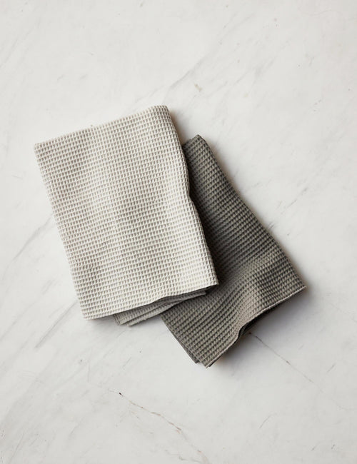 https://cdn.shopify.com/s/files/1/0299/2822/6915/products/HawkinsNewYorkEssentialS-2WaffleDishTowels_LtGrey_DrkGrey-1_650e4498-0315-4b93-8750-b497292663b0_500x650_crop_center.progressive.jpg?v=1662064271