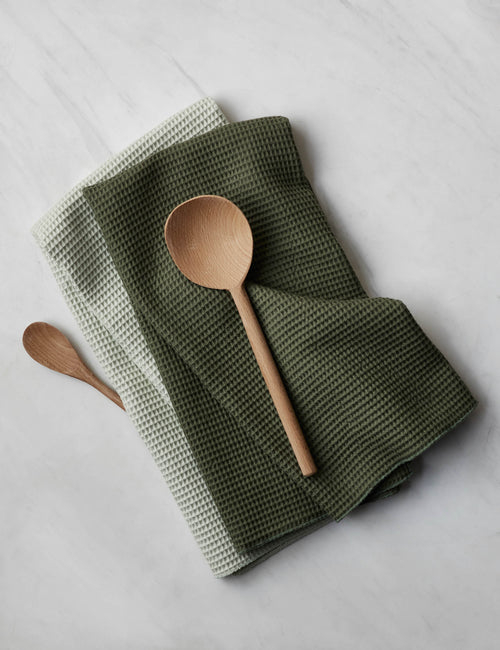 https://cdn.shopify.com/s/files/1/0299/2822/6915/products/HawkinsNewYorkEssentialSetof2WaffleDishTowels_OliveandSage_6360_500x650_crop_center.progressive.jpg?v=1642716262