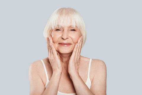 Възрастна жена полагаща грижи за кожата си