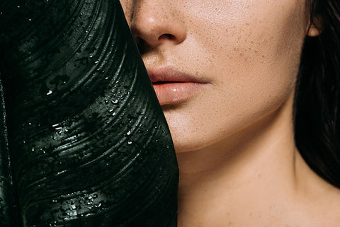 Женксо лице с лунички (пигментни петна) - близък план