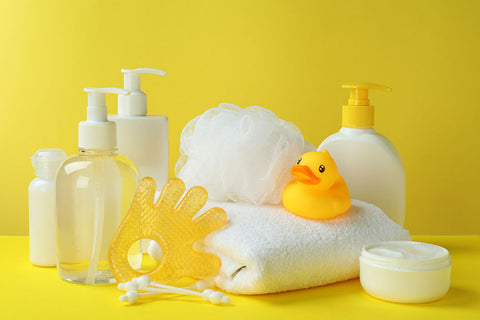 Почистващи продукти и аксесоари за баня за деца на жълт фон