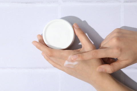 Нанасяне на крем за ръце за предпазване на кожата от студа