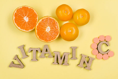 Цитрусови плодове и надпис Витамин С
