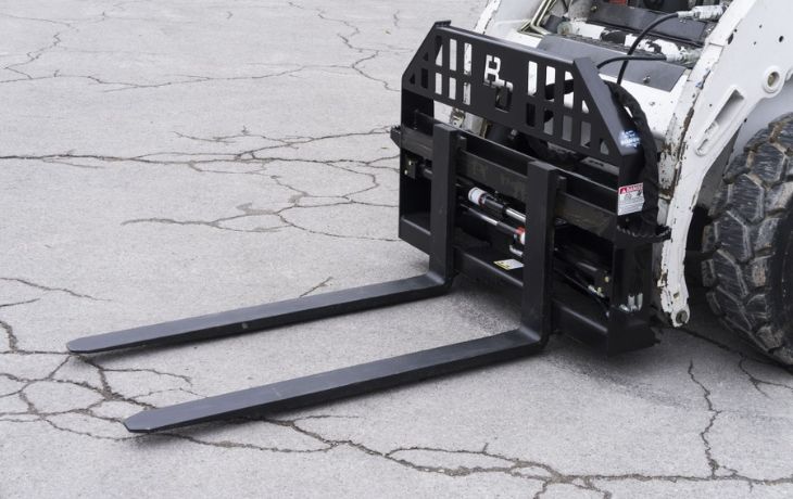 Bobcat with hydraulic pallet forks