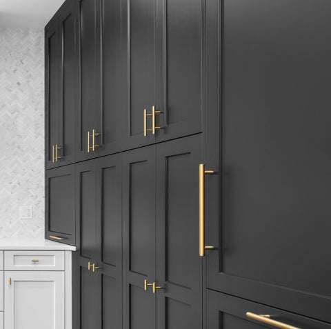 Diversa brushed brass cabinet bar pulls on back and white kitchen cabinets